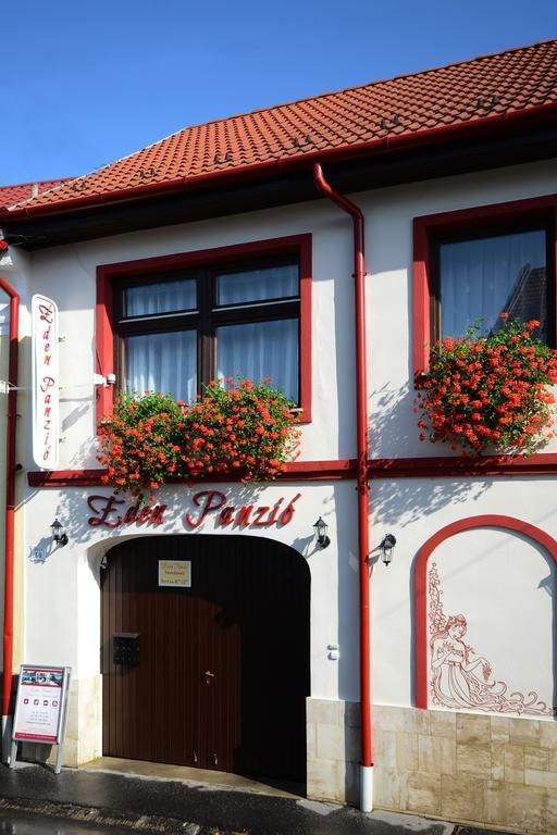 Eden Panzió Acomodação com café da manhã Eger Exterior foto