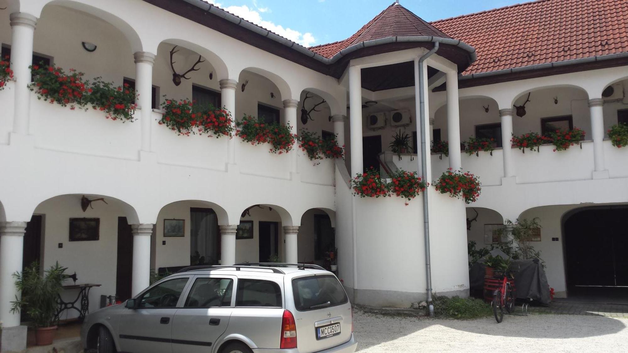 Eden Panzió Acomodação com café da manhã Eger Exterior foto