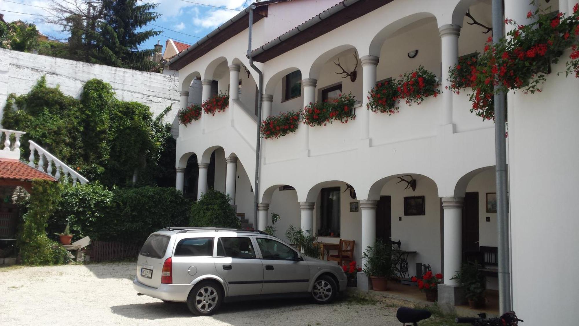 Eden Panzió Acomodação com café da manhã Eger Exterior foto
