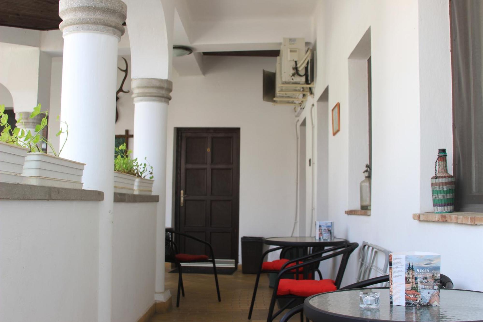 Eden Panzió Acomodação com café da manhã Eger Exterior foto