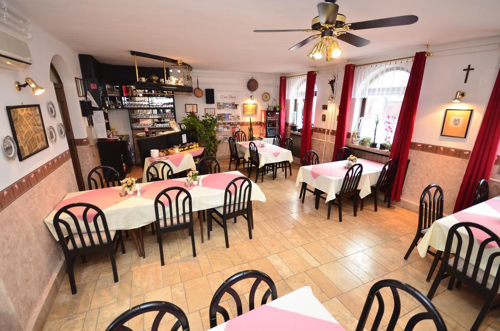 Eden Panzió Acomodação com café da manhã Eger Exterior foto