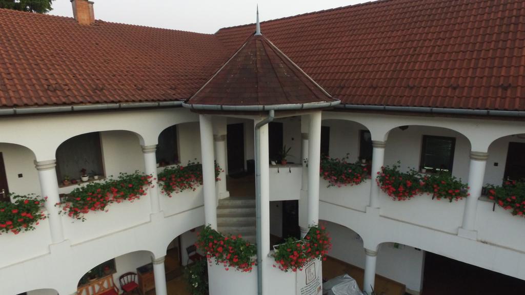 Eden Panzió Acomodação com café da manhã Eger Exterior foto