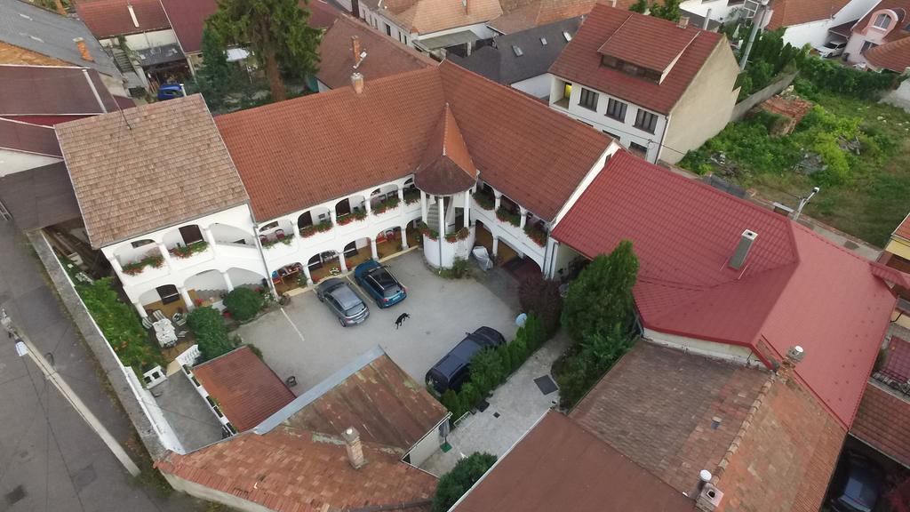 Eden Panzió Acomodação com café da manhã Eger Exterior foto