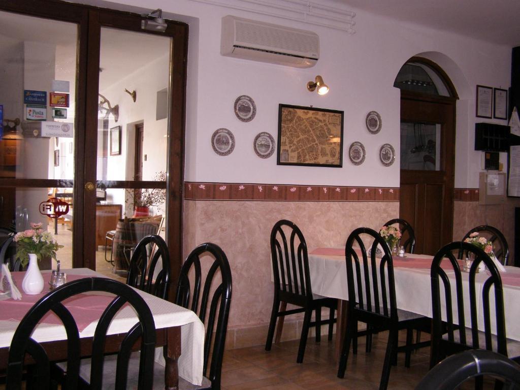 Eden Panzió Acomodação com café da manhã Eger Exterior foto